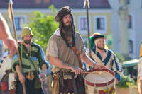 27.06.2026, Mindelheim: Am zweiten Tag des Frundsbergfests 2026 verwandelt sich die Mindelheimer Altstadt erneut in eine mittelalterliche Kulisse. Tausende Mitwirkende in historischen Gewändern prägen das traditionsreiche Fest, das zu den größten historischen Stadtfesten Deutschlands zählt.