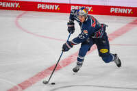 09.10.2026, München, Deutschland. PENNY DEL, Deutsche Eishockey Liga, Saison 2026/27, 7. Spieltag: EHC Red Bull München gegen ERC Ingolstadt im SAP Garden in München. Veit Oswald (EHC Red Bull München) am Puck, mit dem Puck, in Puckbesitz