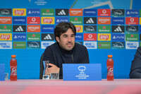 Allianz Arena, München, Deutschland – 25.04.2026: Fußball, UEFA Women’s Champions League 2025/2026, Halbfinale Hinspiel, FC Bayern München Frauen vs. FC Barcelona Frauen: Pere Romeu (FC Barcelona, Cheftrainer) während der Pressekonferenz (PK)