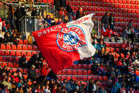 22.09.2026, Unterhaching, Deutschland. UEFA Women's Champions League, 1. Spieltag der Ligaphase: FC Bayern München Frauen gegen Manchester City. UWCL-Auftakt der FC Bayern Frauen und erstes UWCL-Pflichtspiel im neuen Zuhause Sportpark Unterhaching. Fans mit Fahne