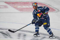 09.10.2026, München, Deutschland. PENNY DEL, Deutsche Eishockey Liga, Saison 2026/27, 7. Spieltag: EHC Red Bull München gegen ERC Ingolstadt im SAP Garden in München. Lucas Thaler (EHC Red Bull München) am Puck, mit dem Puck, in Puckbesitz