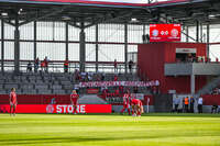 31.08.2026, München, Deutschland. Google Pixel Frauen-Bundesliga: FC Bayern München Frauen gegen 1. FSV Mainz 05 Frauen am FC Bayern Campus. Erstes Heimspiel des FC Bayern München in der Saison 2026/27. Fans halten ein Plakat mit der Aussage: MONTAGSSPIELE ABSCHAFFEN!