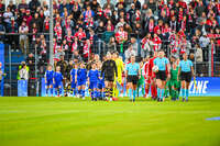 22.09.2026, Unterhaching, Deutschland. UEFA Women's Champions League, 1. Spieltag der Ligaphase: FC Bayern München Frauen gegen Manchester City. UWCL-Auftakt der FC Bayern Frauen und erstes UWCL-Pflichtspiel im neuen Zuhause Sportpark Unterhaching. Spielerinnen laufen auf das Spielfeld.