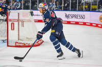 09.10.2026, München, Deutschland. PENNY DEL, Deutsche Eishockey Liga, Saison 2026/27, 7. Spieltag: EHC Red Bull München gegen ERC Ingolstadt im SAP Garden in München. Moritz Warnecke (EHC Red Bull München) am Puck, mit dem Puck, in Puckbesitz