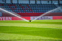 06.09.2026, München, Deutschland. Google Pixel Frauen-Bundesliga: FC Bayern München Frauen gegen SC Freiburg Frauen am FC Bayern Campus. Wasser auf dem Platz