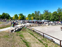 Mindelheim, Deutschland – 23.05.2026: Eröffnung der neuen BikeArea auf der Schwabenwiese in Mindelheim. Die von Schanzenwerk gestaltete und gebaute Anlage umfasst Pumptrack-, Flowline- und Jumpline-Elemente für Kinder, Jugendliche und Erwachsene.