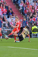 Allianz Arena, München, Deutschland – 25.04.2026: Fußball, UEFA Women’s Champions League 2025/2026, Halbfinale Hinspiel, FC Bayern München Frauen vs. FC Barcelona Frauen: Giulia Gwinn (FC Bayern München, Abwehr) schießt den Ball.