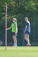 05.08.2026, München, Deutschland. Google Pixel Frauen-Bundesliga: Die FC Bayern Frauen absolvieren auf dem FC Bayern Campus eine Trainingseinheit zur Vorbereitung auf das Testspiel gegen Paris FC. Glodis Perla Viggosdottir (FC Bayern Frauen), Klara Bühl (FC Bayern Frauen)