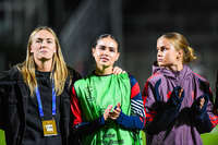 22.09.2026, Unterhaching, Deutschland. UEFA Women's Champions League, 1. Spieltag der Ligaphase: FC Bayern München Frauen gegen Manchester City. UWCL-Auftakt der FC Bayern Frauen und erstes UWCL-Pflichtspiel im neuen Zuhause Sportpark Unterhaching. Magdalena Eriksson (FC Bayern Frauen) mit Kassandra Potsi (FC Bayern Frauen) unjd Sophie Proost (FC Bayern Frauen)