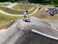 Mindelheim, Deutschland – 23.05.2026: Eröffnung der neuen BikeArea auf der Schwabenwiese in Mindelheim. Die von Schanzenwerk gestaltete und gebaute Anlage umfasst Pumptrack-, Flowline- und Jumpline-Elemente für Kinder, Jugendliche und Erwachsene.