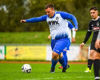 11.10.2026, Bad Wörishofen, Bayern, Deutschland. U19 (A-Jun.) Kreisklasse Allgäu – Nord: FC Bad Wörishofen U19 gegen JFG Wertachtal U19. Spielort: Stadion Unteres Hart. Saison 2026/2027. Edison Behlulaj (FC Bad Wörishofen) am Ball, mit dem Ball, in einer Spielszene