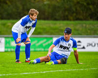 11.10.2026, Bad Wörishofen, Bayern, Deutschland. U19 (A-Jun.) Kreisklasse Allgäu – Nord: FC Bad Wörishofen U19 gegen JFG Wertachtal U19. Spielort: Stadion Unteres Hart. Saison 2026/2027. Faruk Dugonjic (FC Bad Wörishofen) verletzt, mit Schmerzen, bei der Behandlung mit Ylli Vezaj (FC Bad Wörishofen)