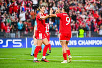 22.09.2026, Unterhaching, Deutschland. UEFA Women's Champions League, 1. Spieltag der Ligaphase: FC Bayern München Frauen gegen Manchester City. UWCL-Auftakt der FC Bayern Frauen und erstes UWCL-Pflichtspiel im neuen Zuhause Sportpark Unterhaching. FC Bayern jubelt. Jovana Damnjanović (FC Bayern Frauen) mit Klara Bühl (FC Bayern Frauen)