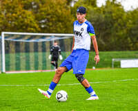 11.10.2026, Bad Wörishofen, Bayern, Deutschland. U19 (A-Jun.) Kreisklasse Allgäu – Nord: FC Bad Wörishofen U19 gegen JFG Wertachtal U19. Spielort: Stadion Unteres Hart. Saison 2026/2027. Faruk Dugonjic (FC Bad Wörishofen) am Ball, mit dem Ball, in einer Spielszene