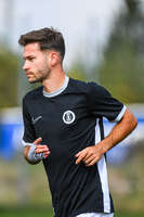03.10.2026, Mindelheim, Deutschland. Kreisliga Allgäu Nord: TSV Mindelheim gegen (SG) Sontheim/Westerheim. Spielort: Julius-Strohmayer Stadion. Anel Junuzovic (TSV Mindelheim) nachdenklich, ernst, fokussiert