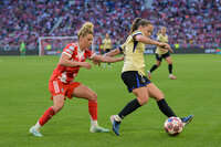 Allianz Arena, München, Deutschland – 25.04.2026: Fußball, UEFA Women’s Champions League 2025/2026, Halbfinale Hinspiel, FC Bayern München Frauen vs. FC Barcelona Frauen: Clàudia Pina / Claudia Pina (FC Barcelona, Sturm) gegen Linda Dallmann (FC Bayern München, Mittelfeld)