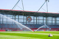 06.09.2026, München, Deutschland. Google Pixel Frauen-Bundesliga: FC Bayern München Frauen gegen SC Freiburg Frauen am FC Bayern Campus. Übersicht mit der Bewässerungsanlage