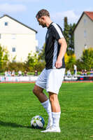 03.10.2026, Mindelheim, Deutschland. Kreisliga Allgäu Nord: TSV Mindelheim gegen (SG) Sontheim/Westerheim. Spielort: Julius-Strohmayer Stadion. Benedikt Fischer (TSV Mindelheim) am Ball, mit dem Ball, in einer Spielszene