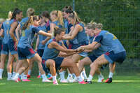 05.08.2026, München, Deutschland. Google Pixel Frauen-Bundesliga: Die FC Bayern Frauen absolvieren auf dem FC Bayern Campus eine Trainingseinheit zur Vorbereitung auf das Testspiel gegen Paris FC. Arianna Caruso (FC Bayern Frauen), Klara Bühl (FC Bayern Frauen)