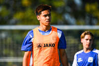 04.10.2026, Bad Wörishofen, Deutschland. U19 (A-Jun.) Kreisklasse Allgäu - Nord: FC Bad Wörishofen U19 gegen SG Unterrieden U19. Spielort: Stadion Am Unteren Hart. Julian Bleyer (FC Bad Wörishofen) nachdenklich, ernst, fokussiert