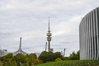 09.10.2026, München, Deutschland. PENNY DEL, Deutsche Eishockey Liga, Saison 2026/27, 7. Spieltag: EHC Red Bull München gegen ERC Ingolstadt im SAP Garden in München. Blick auf den Münchner Olympiaturm und das Olympiastadion neben dem SAP Garden bei bewölktem Himmel.