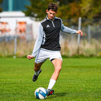 03.10.2026, Mindelheim, Deutschland. Kreisliga Allgäu Nord: TSV Mindelheim gegen (SG) Sontheim/Westerheim. Spielort: Julius-Strohmayer Stadion. Darius Argintaru (TSV Mindelheim) beim Schuss, beim Abschluss, bei der Schussabgabe