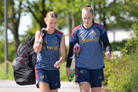 05.08.2026, München, Deutschland. Google Pixel Frauen-Bundesliga: Die FC Bayern Frauen absolvieren auf dem FC Bayern Campus eine Trainingseinheit zur Vorbereitung auf das Testspiel gegen Paris FC. Sophie Proost (FC Bayern Frauen), Regina van Eijk (FC Bayern Frauen)