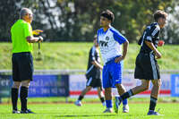 04.10.2026, Bad Wörishofen, Deutschland. U19 (A-Jun.) Kreisklasse Allgäu - Nord: FC Bad Wörishofen U19 gegen SG Unterrieden U19. Spielort: Stadion Am Unteren Hart. Abdul (FC Bad Wörishofen) nachdenklich, ernst, fokussiert mit Schiedsrichter, Unparteiischer, Spielleiter