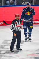09.10.2026, München, Deutschland. PENNY DEL, Deutsche Eishockey Liga, Saison 2026/27, 7. Spieltag: EHC Red Bull München gegen ERC Ingolstadt im SAP Garden in München. Schiedsrichter nachdenklich, ernst, fokussiert