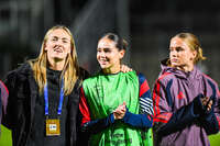 22.09.2026, Unterhaching, Deutschland. UEFA Women's Champions League, 1. Spieltag der Ligaphase: FC Bayern München Frauen gegen Manchester City. UWCL-Auftakt der FC Bayern Frauen und erstes UWCL-Pflichtspiel im neuen Zuhause Sportpark Unterhaching. Magdalena Eriksson (FC Bayern Frauen) mit Kassandra Potsi (FC Bayern Frauen)