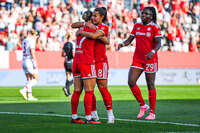 06.09.2026, München, Deutschland. Google Pixel Frauen-Bundesliga: FC Bayern München Frauen gegen SC Freiburg Frauen am FC Bayern Campus. Klara Bühl (FC Bayern Frauen), Lena Oberdorf (FC Bayern Frauen) und Edna Imade (FC Bayern Frauen) jubeln.