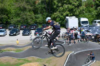 Mindelheim, Deutschland – 23.05.2026: Eröffnung der neuen BikeArea auf der Schwabenwiese in Mindelheim. Die von Schanzenwerk gestaltete und gebaute Anlage umfasst Pumptrack-, Flowline- und Jumpline-Elemente für Kinder, Jugendliche und Erwachsene.