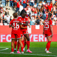 06.09.2026, München, Deutschland. Google Pixel Frauen-Bundesliga: FC Bayern München Frauen gegen SC Freiburg Frauen am FC Bayern Campus. Momoko Tanikawa (FC Bayern Frauen) und Sarah Zadrazil (FC Bayern Frauen) jubeln.