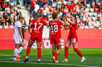 06.09.2026, München, Deutschland. Google Pixel Frauen-Bundesliga: FC Bayern München Frauen gegen SC Freiburg Frauen am FC Bayern Campus. Klara Bühl (FC Bayern Frauen), Momoko Tanikawa (FC Bayern Frauen) und Sarah Zadrazil (FC Bayern Frauen) jubeln.