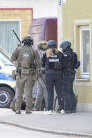 Bad Wörishofen, Deutschland – 12.05.2026: Zahlreiche Einsatzkräfte der Polizei und das SEK sind bei einem Großeinsatz an der Hauptstraße in Bad Wörishofen im Einsatz. Das Gebiet wurde großräumig abgesperrt.
