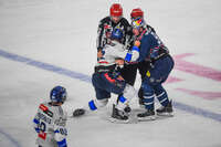 09.10.2026, München, Deutschland. PENNY DEL, Deutsche Eishockey Liga, Saison 2026/27, 7. Spieltag: EHC Red Bull München gegen ERC Ingolstadt im SAP Garden in München. Daniel Schmölz (ERC Ingolstadt) verletzt