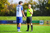 04.10.2026, Bad Wörishofen, Deutschland. U19 (A-Jun.) Kreisklasse Allgäu - Nord: FC Bad Wörishofen U19 gegen SG Unterrieden U19. Spielort: Stadion Am Unteren Hart. Faruk Dugonjic (FC Bad Wörishofen) spricht mit Schiedsrichter, Unparteiischer, Spielleiter