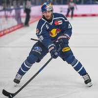 09.10.2026, München, Deutschland. PENNY DEL, Deutsche Eishockey Liga, Saison 2026/27, 7. Spieltag: EHC Red Bull München gegen ERC Ingolstadt im SAP Garden in München. Lucas Thaler (EHC Red Bull München) am Puck, mit dem Puck, in Puckbesitz