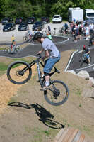 Mindelheim, Deutschland – 23.05.2026: Eröffnung der neuen BikeArea auf der Schwabenwiese in Mindelheim. Die von Schanzenwerk gestaltete und gebaute Anlage umfasst Pumptrack-, Flowline- und Jumpline-Elemente für Kinder, Jugendliche und Erwachsene.