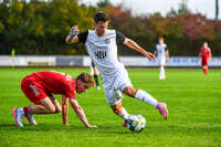 03.10.2026, Mindelheim, Deutschland. Kreisliga Allgäu Nord: TSV Mindelheim gegen (SG) Sontheim/Westerheim. Spielort: Julius-Strohmayer Stadion. Anel Junuzovic (TSV Mindelheim) am Ball, mit dem Ball, in einer Spielszene