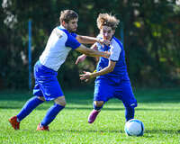 04.10.2026, Bad Wörishofen, Deutschland. U19 (A-Jun.) Kreisklasse Allgäu - Nord: FC Bad Wörishofen U19 gegen SG Unterrieden U19. Spielort: Stadion Am Unteren Hart. Philipp Rötzer (FC Bad Wörishofen) im Zweikampf, im Duell, im Kampf um den Ball mit Ylli Vezaj (FC Bad Wörishofen)