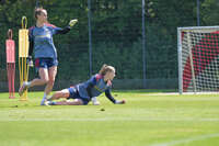 05.08.2026, München, Deutschland. Google Pixel Frauen-Bundesliga: Die FC Bayern Frauen absolvieren auf dem FC Bayern Campus eine Trainingseinheit zur Vorbereitung auf das Testspiel gegen Paris FC. Ena Mahmutovic (FC Bayern Frauen), Regina van Eijk (FC Bayern Frauen)