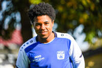 04.10.2026, Bad Wörishofen, Deutschland. U19 (A-Jun.) Kreisklasse Allgäu - Nord: FC Bad Wörishofen U19 gegen SG Unterrieden U19. Spielort: Stadion Am Unteren Hart. Samuel Greil Correira (FC Bad Wörishofen) fröhlich, gut gelaunt, lachend