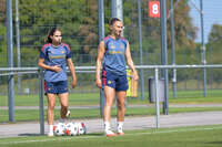 05.08.2026, München, Deutschland. Google Pixel Frauen-Bundesliga: Die FC Bayern Frauen absolvieren auf dem FC Bayern Campus eine Trainingseinheit zur Vorbereitung auf das Testspiel gegen Paris FC. Kassandra Potsi (FC Bayern Frauen), Katharina Naschenweng (FC Bayern Frauen)