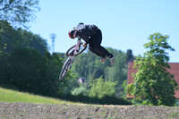 Mindelheim, Deutschland – 23.05.2026: Eröffnung der neuen BikeArea auf der Schwabenwiese in Mindelheim. Die von Schanzenwerk gestaltete und gebaute Anlage umfasst Pumptrack-, Flowline- und Jumpline-Elemente für Kinder, Jugendliche und Erwachsene.