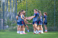 05.08.2026, München, Deutschland. Google Pixel Frauen-Bundesliga: Die FC Bayern Frauen absolvieren auf dem FC Bayern Campus eine Trainingseinheit zur Vorbereitung auf das Testspiel gegen Paris FC. Arianna Caruso (FC Bayern Frauen), Klara Bühl (FC Bayern Frauen)