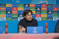 Allianz Arena, München, Deutschland – 25.04.2026: Fußball, UEFA Women’s Champions League 2025/2026, Halbfinale Hinspiel, FC Bayern München Frauen vs. FC Barcelona Frauen: Pere Romeu (FC Barcelona, Cheftrainer) während der Pressekonferenz (PK)
