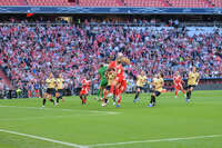 Allianz Arena, München, Deutschland – 25.04.2026: Fußball, UEFA Women’s Champions League 2025/2026, Halbfinale Hinspiel, FC Bayern München Frauen vs. FC Barcelona Frauen: Spieler nach der Ecke.
