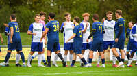 11.10.2026, Bad Wörishofen, Bayern, Deutschland. A-Klasse Allgäu 2: FC Bad Wörishofen II gegen TSV 1913 Ettringen. Spielort: Stadion Unteres Hart. 12. Spieltag der A-Klasse Allgäu 2, Saison 2026/2027. Die Spieler beider Mannschaften klatschen sich vor Spielbeginn zur Begrüßung ab.