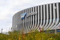 09.10.2026, München, Deutschland. PENNY DEL, Deutsche Eishockey Liga, Saison 2026/27, 7. Spieltag: EHC Red Bull München gegen ERC Ingolstadt im SAP Garden in München. Außenansicht des SAP Garden im Münchner Olympiapark. Zuschauer laufen in Richtung der Arena.